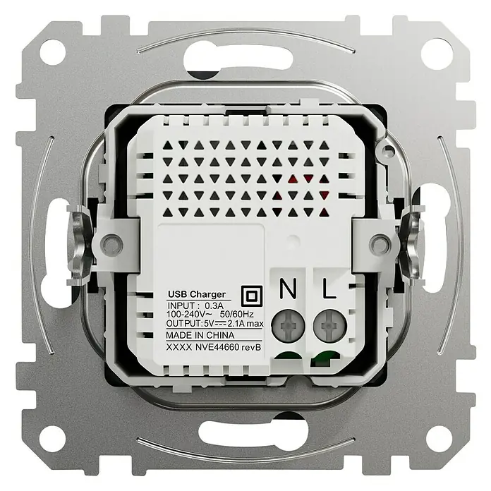 Schneider Electric Sedna Design & Elements Toma USB 2 X A - Aluminio, x 2, Plástico, Colocar - Primer plano de un cargador USB de pared, que muestra las especificaciones técnicas y el lugar de fabricación.