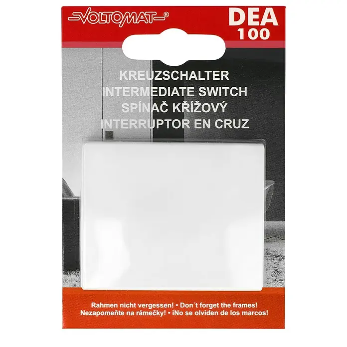 Voltomat DEA 100 Kreuzschalter - Alpinweiß, Unterputzmontage, 10 A - Zwischenschalter von VOLTOMAT, mit Beschriftung in verschiedenen Sprachen und dem Hinweis, Rahmen nicht zu vergessen.