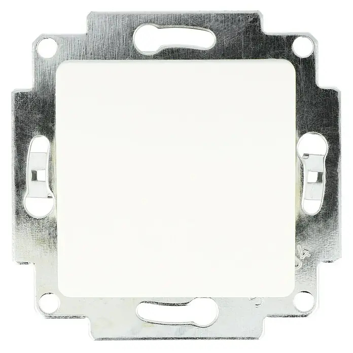 Voltomat MIKRO Kreuzschalter - Elektroweiß, Unterputzmontage, 10 A - Nahaufnahme eines weißen Schalters mit Metalleinfassung, ideal für moderne Innenräume. Das Produkt besticht durch sein schlichtes Design.