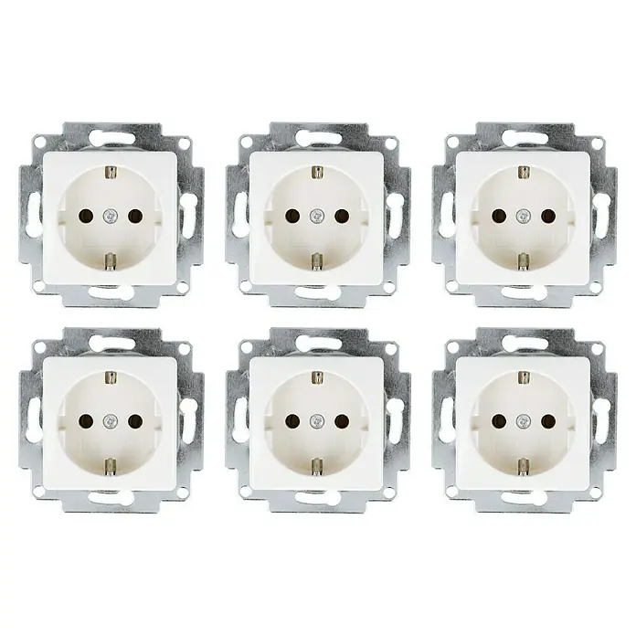 Voltomat MIKRO Steckdose 6 Stück - Elektroweiß, Kunststoff, Unterputzmontage - Sechs weiße Schuko-Steckdosen mit silberfarbenen Metallrahmen sind auf einem schwarzen Hintergrund angeordnet, ideal für Elektroinstallationen.