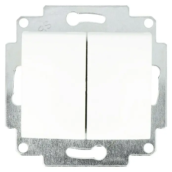 Voltomat DEA 100 Wechselschalter - Alpinweiß, Unterputzmontage, 10 A - Doppelter Lichtschalter mit silberner Metallfassung und zwei weißen Schaltern für die Wandmontage.