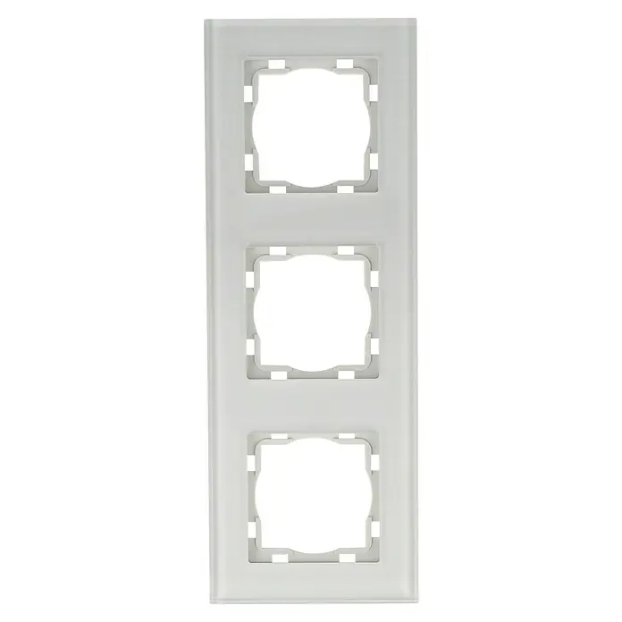 Voltomat ART Glas-Abdeckrahmen - Silber, 3-fach - Eine weiße 3-fach Schalterabdeckung zur Installation von Schaltern. Das Produkt bietet eine saubere Ästhetik für moderne Innenräume.