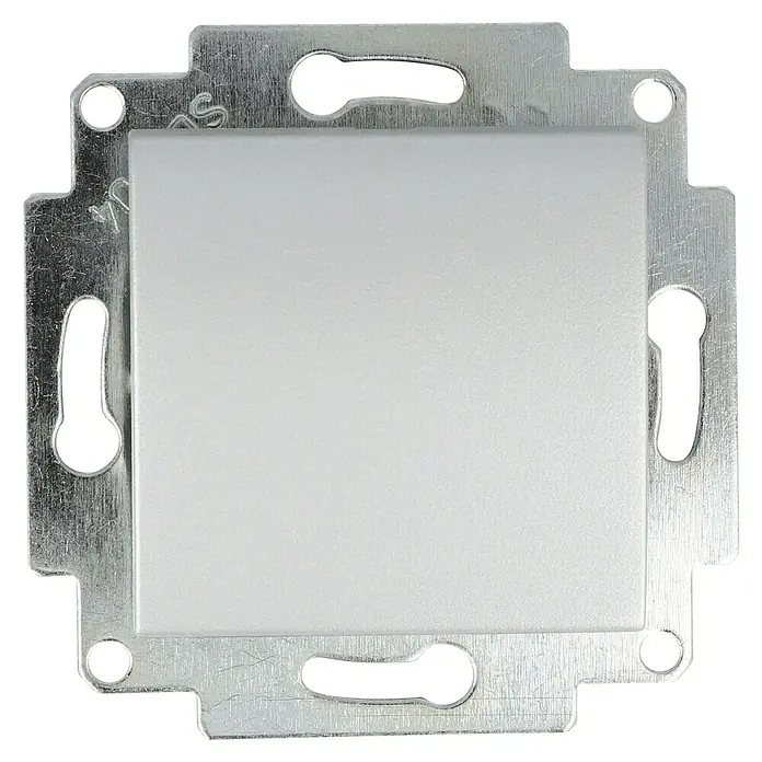 Voltomat ART Taster - Silber, Kunststoff, 10 A - Nahaufnahme eines weißen Lichtschalters mit silberner Metallumrandung auf schwarzem Hintergrund.