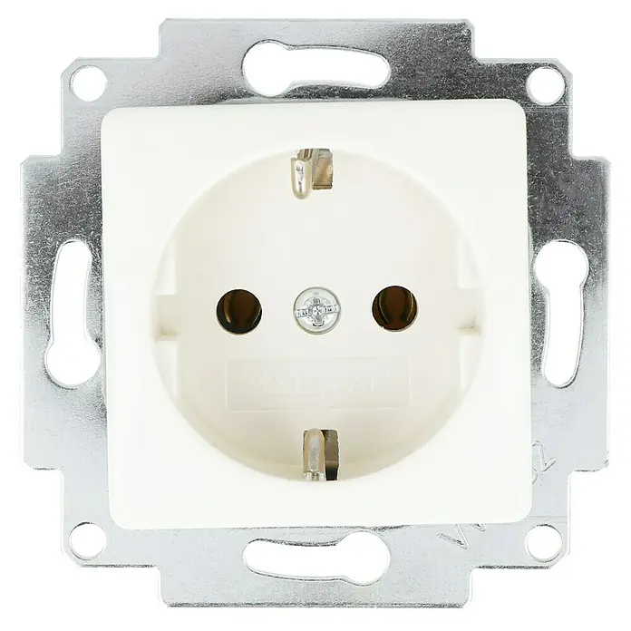 Voltomat MIKRO Steckdose - Elektroweiß, Kunststoff, 1 Stk. - Nahaufnahme einer SCHUKO-Steckdose mit Metallrahmen, die ein gängiges Design für den europäischen Standard zeigt.