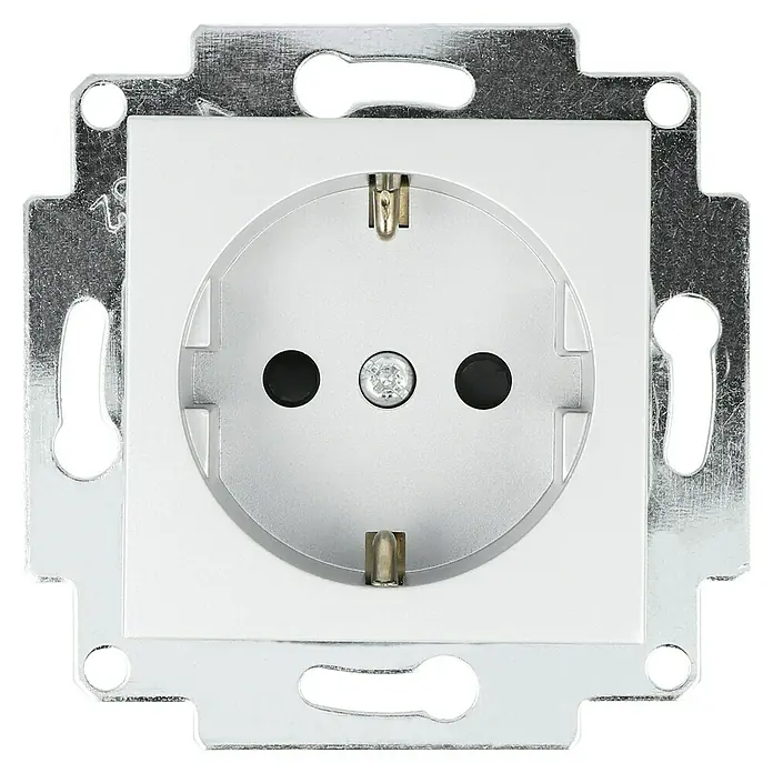 Voltomat ART Steckdose mit erhöhtem Berührungsschutz - Silber, 1-fach, Kunststoff, IP20 - Nahaufnahme einer Eurosteckdose mit weißer Frontplatte und silberfarbenem Rahmen.