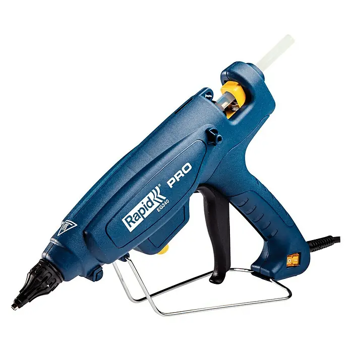 Rapid Pistola termoencoladora EG 340 PRO - Diámetro cartucho de cola: 12 mm, 120 °C - 220 °C, 220 W - La imagen muestra una pistola de pegamento termofusible Rapid PRO EG340 azul con una barra de pegamento, sobre un soporte, para manualidades.