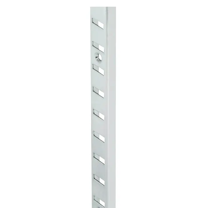 Suki Guía para la pared - Largo: 2.000 mm, Acero, Plateado - Primer plano de un perfil metálico blanco ranurado, usado para sistemas de estanterías. Ideal para una organización flexible.