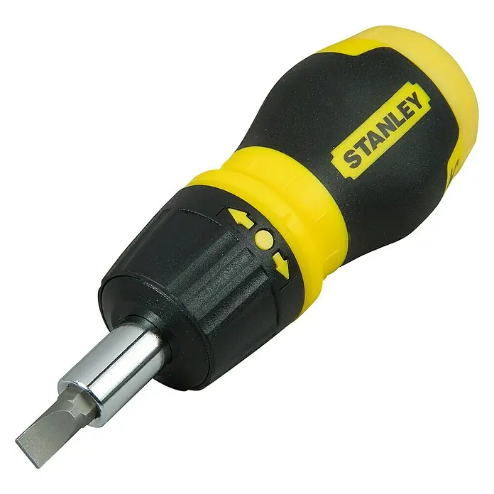 Stanley Destornillador Stubby - 7 pzs. - Primer plano de un destornillador de carraca Stanley con mango negro y amarillo y punta.