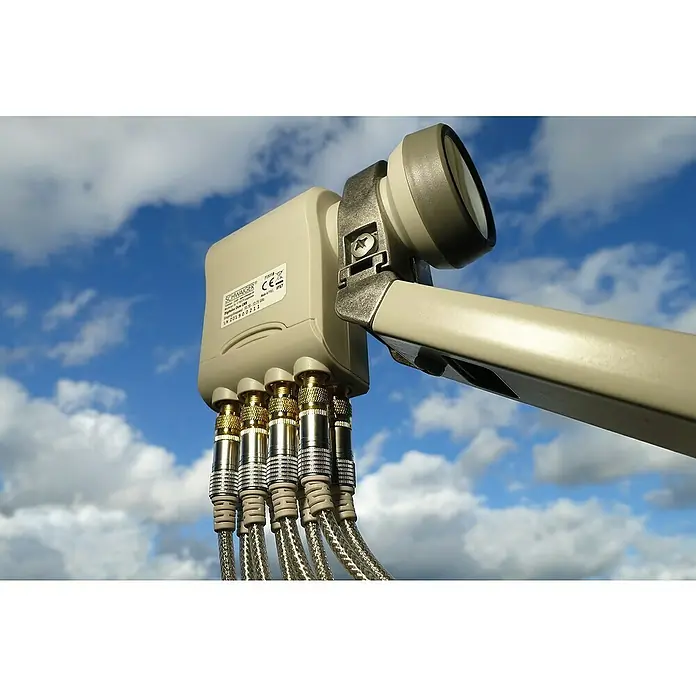 Schwaiger Verteiler Octo LNB - 40 mm, Hellgrau - Nahaufnahme eines Digitalen Octo LNB von Schwager mit mehreren Anschlüssen und Kabeln vor einem blauen Himmel mit Wolken.