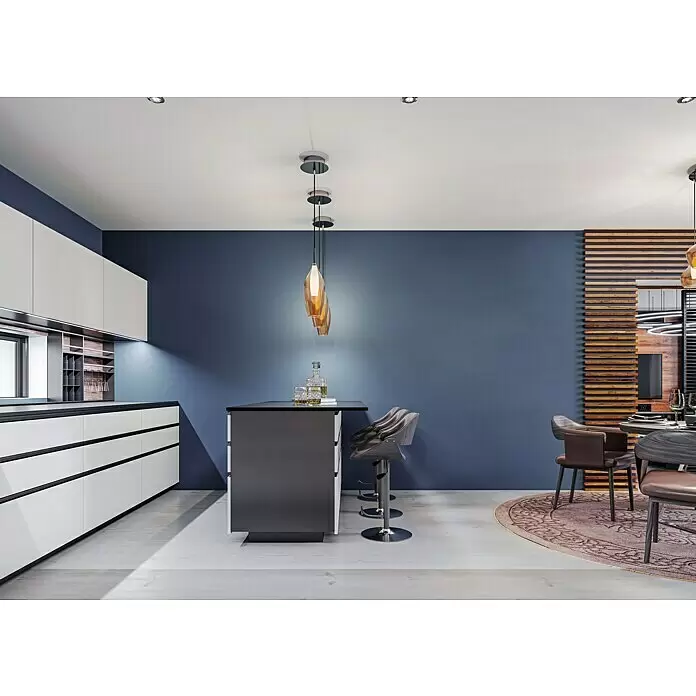 swingcolor Wandfarbe SIMPLY - Blau - Nr. 17, 2,5 l - Moderne Küche-Essbereich mit weißen Schränken, einer dunklen Insel mit Barhockern und einem Essbereich mit braunen Stühlen vor blauer Wand und Holzdetails.