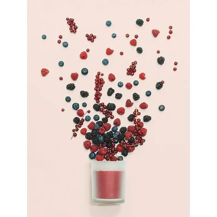 Ceras Roura Vaso con vela - Ø x Al: 7 x 8,5 cm, Frutos rojos - Un vaso con frutos rojos, moras y arándanos esparcidos encima sobre un fondo rosa para un aspecto fresco y natural.