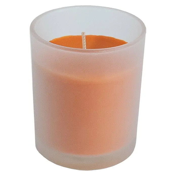 Ceras Roura Vaso con vela - Ø x Al: 7 x 8,5 cm, Canela - Primer plano de una vela perfumada en un recipiente de vidrio esmerilado, que emana un cálido resplandor naranja y promete un ambiente acogedor.