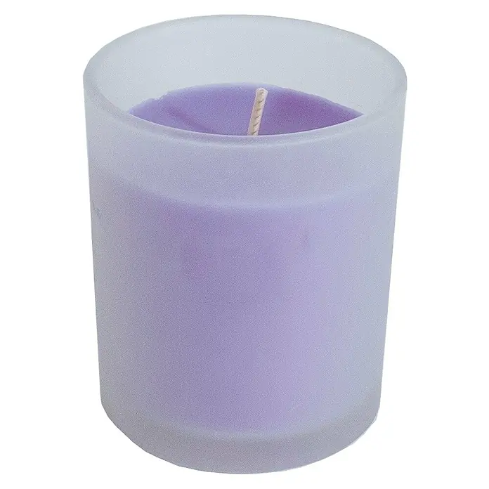 Ceras Roura Vaso con vela - Ø x Al: 7 x 8,5 cm, Lavanda - Primer plano de una vela perfumada morada en un recipiente cilíndrico de vidrio esmerilado con una mecha en el centro.