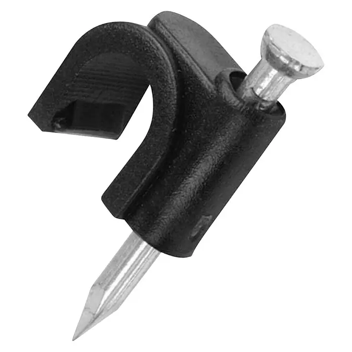 Abrazadera para tubo micro riego - Diámetro: 4 mm, 10 ud. - Primer plano de una grapa de cable negra con clavo, diseñada para sujetar los cables de manera ordenada y segura. Ideal para instalaciones eléctricas.