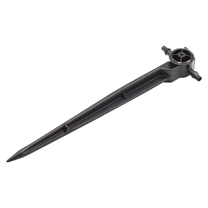 Gotero lineal autocompensado con estaca intermedio - 5 ud., 4 l/h - Primer plano de un aspersor de jardín de plástico negro con estaca de tierra sobre un fondo negro.