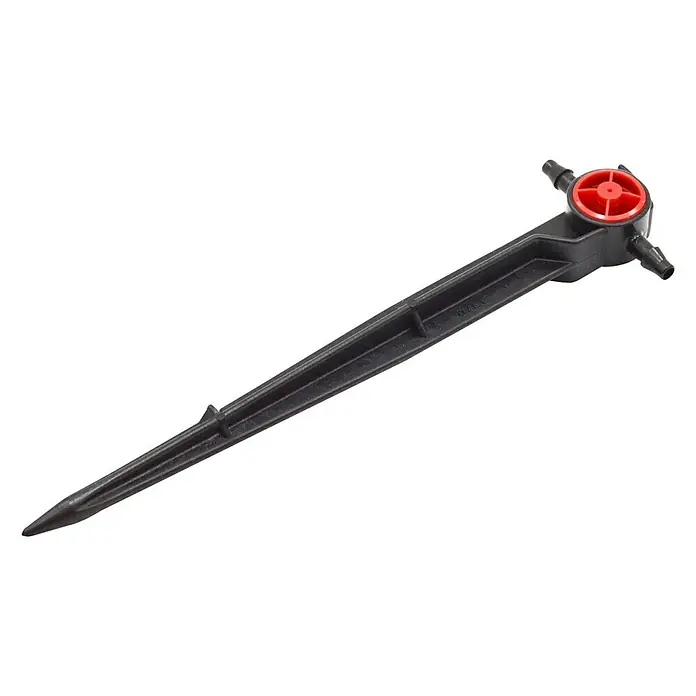 Gotero lineal autocompensado con estaca intermedio - 5 ud., 2 l/h - Primer plano de una estaca de riego negra con un regulador rojo para el riego dirigido de plantas en el jardín.