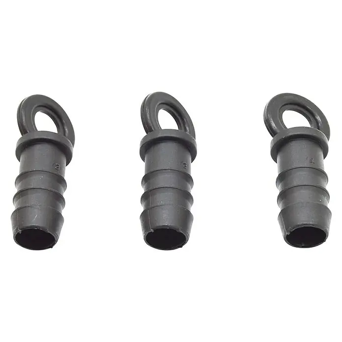 Tapón final Goteo - 12 mm, 3 ud. - Primer plano de tres conectores de manguera de riego negros con ojal sobre un fondo negro.