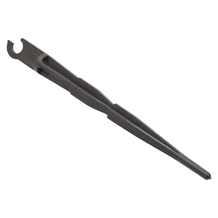 Difusor con rosca abierto - 4 mm, 5 ud. - Primer plano de una estaca de jardín de plástico negro con gancho y extremo cónico, ideal para tareas de jardinería.