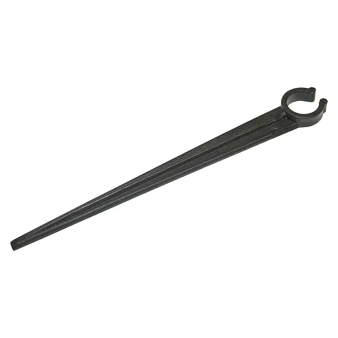 Difusor con rosca abierto - 16 mm, 5 ud. - Primer plano de una estaca de riego por goteo de plástico negro para jardinería.