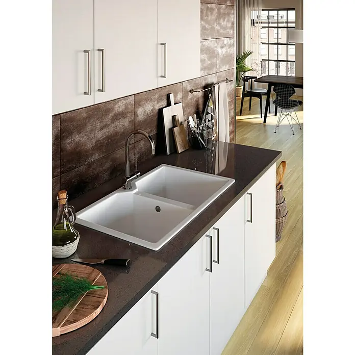 Atron Fregadero encastrable Berlín - 49,5 x 81,6 cm, Material compuesto, Blanco - Detalle de un fregadero de cocina moderno con doble cubeta y grifo elegante, integrado en una encimera oscura y armarios luminosos.