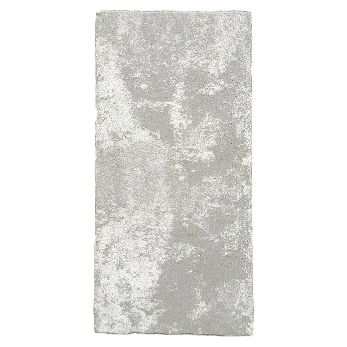 Terrassenplatte Latina - 48 x 24 x 3 cm, Pietra Luna, Beton - Nahaufnahme eines grauen Pflastersteins mit dezenter, gesprenkelter Textur, ideal für moderne Gartendesigns.