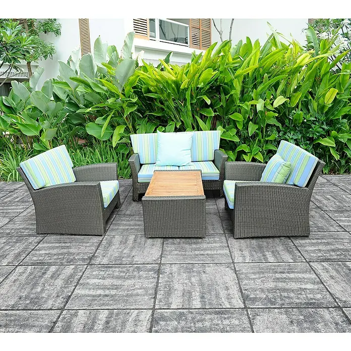 Terrassenplatte Ellenica - 48 x 48 x 3,2 cm, Grau/Schwarz, Beton - Einladende Gartensitzgruppe mit zwei Sesseln, einem Sofa und einem Tisch, ideal zum Entspannen im Freien und Genießen des Gartens.