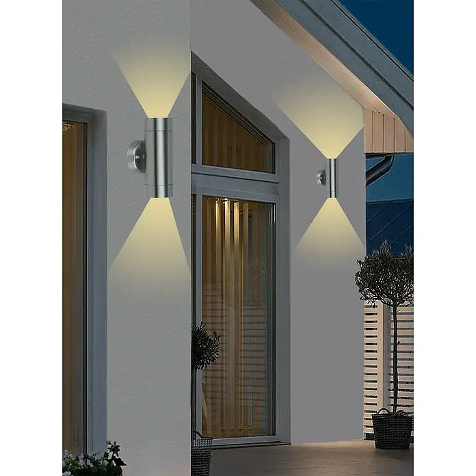 Starlux LED-Außenwandleuchte Dundee II - 6,4 W, Silber, IP44, Anzahl Leuchtmittel: 2 Stk. - Zwei moderne Wandleuchten aus Edelstahl beleuchten eine Hauswand mit warmem Licht nach oben und unten.
