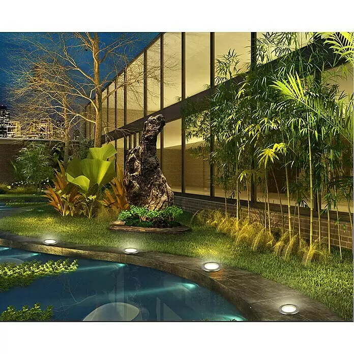 Starlux Bodeneinbauleuchte Arvika - 5 W, Warmweiß - Eingelassene silberne Bodenleuchten erhellen einen Gartenweg am Wasser mit hellem Licht.