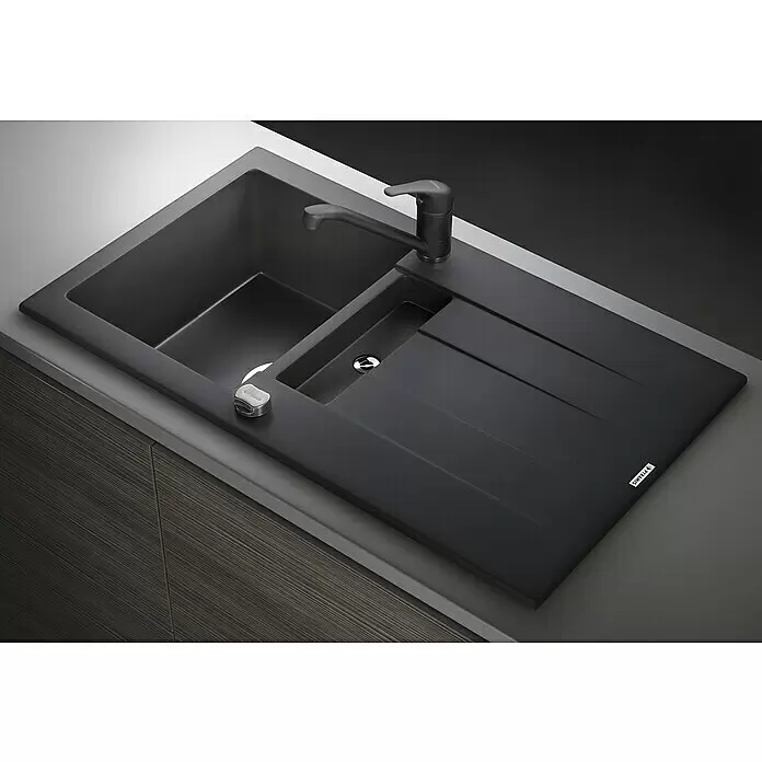 Pyramis Einbauspüle Athlos - 86 x 50 cm, Carbon, Anzahl Becken: 1,25 Stk. - Moderne schwarze Küchenspüle mit Hauptbecken, kleiner Abtropffläche und passendem Wasserhahn, in heller Arbeitsplatte über dunklen Holzschränken.
