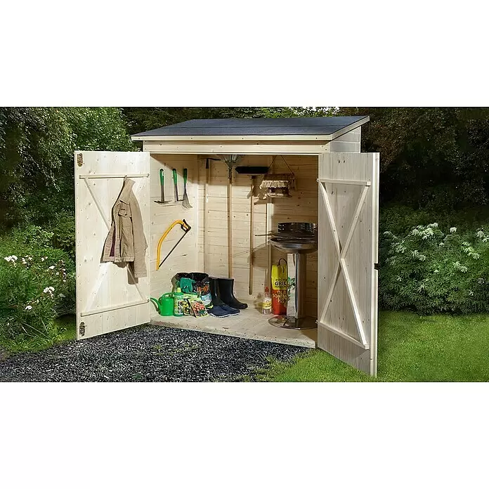Weka Gartenschrank 361 Gr. 2 - Fichte, Natur - Heller Holzgartenschuppen mit offenen Türen, zeigt Gartengeräte, eine Jacke und einen Grill. Steht auf Kies im grünen Garten.