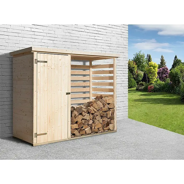 Weka Kaminholzregal 663 - 254 x 96 x 193 cm, Holz, Kesseldruckimprägniert - Ein Holzschuppen aus hellem Holz steht vor einer weißen Backsteinmauer und ist mit Holzscheiten gefüllt. Im Hintergrund ist ein grüner Garten zu sehen.