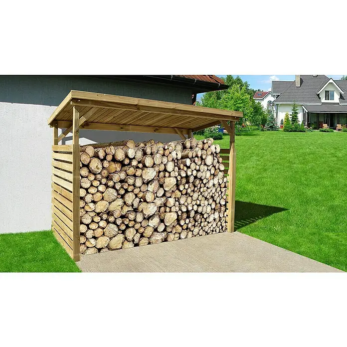 Weka Kaminholzregal 663 B - 274 x 131 x 204 cm, Holz, Kesseldruckimprägniert - Nahaufnahme eines Holzschuppens mit gespaltenem Holz. Der Schuppen hat ein schützendes Dach und ist mit Holz gefüllt.
