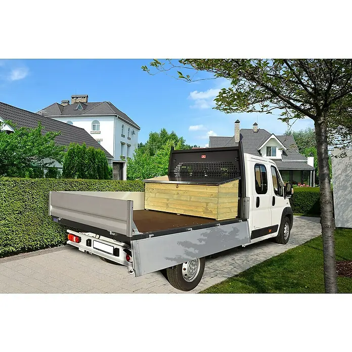 Weka Garten-Aufbewahrungsbox - L x B x H: 78 x 188 x 70 cm, Natur, Kiefer - Ein Pritschenwagen mit einer Holzkiste auf der Ladefläche, ideal für den Transport von Werkzeugen oder Materialien. Der Wagen steht auf einer gepflasterten Einfahrt.