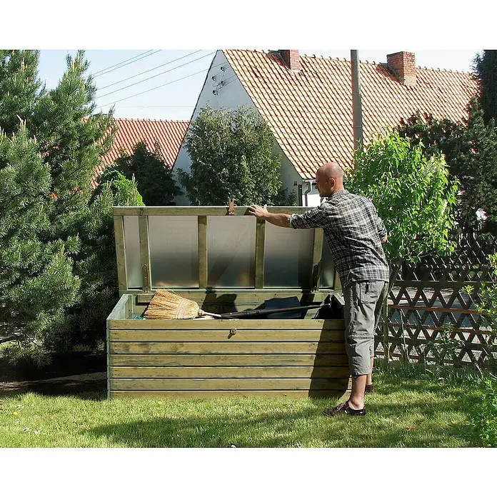 Weka Garten-Aufbewahrungsbox - L x B x H: 78 x 188 x 70 cm, Natur, Kiefer - Ein Mann öffnet eine grüne Gartenbox, in der ein Besen und eine Schaufel liegen. Im Hintergrund sind Häuser und Vegetation zu sehen.