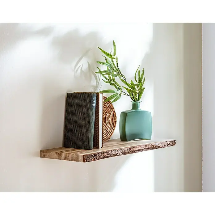 Dolle Wandboard - L x B x H: 60 x 20 x 2,5 cm, Holz - Rustikales Holzregal mit Buch, Korb und grüner Vase an einer weißen Wand. Eine stilvolle Dekoration für Ihr Zuhause.
