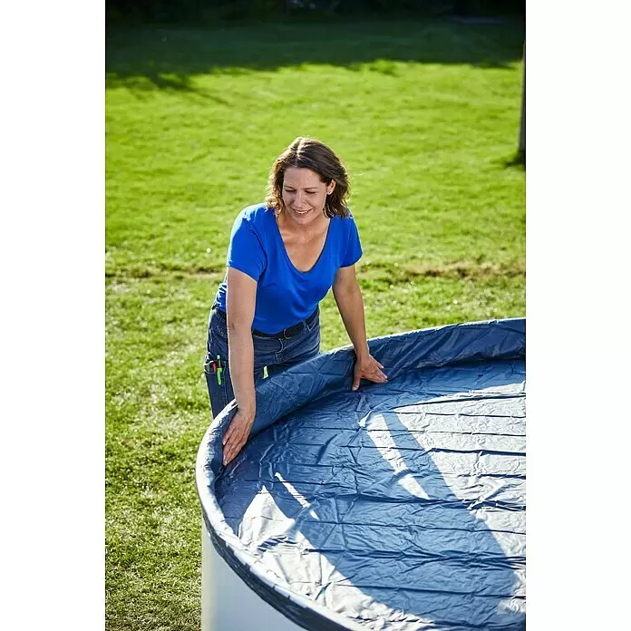 myPool Pool-Abdeckplane - Durchmesser: 366 cm, Kunststoff - Frau setzt eine blaue Auskleidung in einen runden Aufstellpool ein.