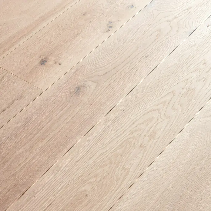 Fertigparkett Eiche Zürich1.250 x 190 x 14 mm, Landhausdiele - Nahaufnahme von hellem Parkettboden mit Maserung und Astlöchern, ideal für moderne Innenräume.