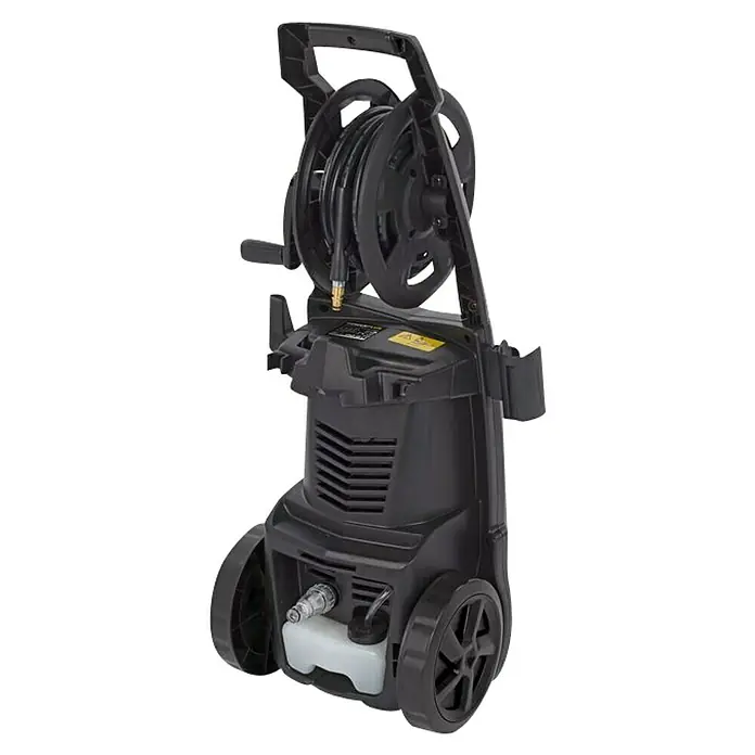 PowerPlus Hidrolimpiadora de alta presión POWXG90410 - 150 bar, 1.800 W, Capacidad de bombeo: 420 l/h - En la imagen se muestra una hidrolimpiadora negra con un carrete de manguera, ideal para tareas de limpieza al aire libre.