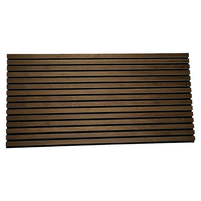 Panel acústico decorativo Premium Plus - 120 x 60 x 2,2 cm, Roble rústico - Primer plano de un panel de pared acústico con listones de madera en tonos marrones cálidos, que proporciona una superficie elegante y que absorbe el sonido.