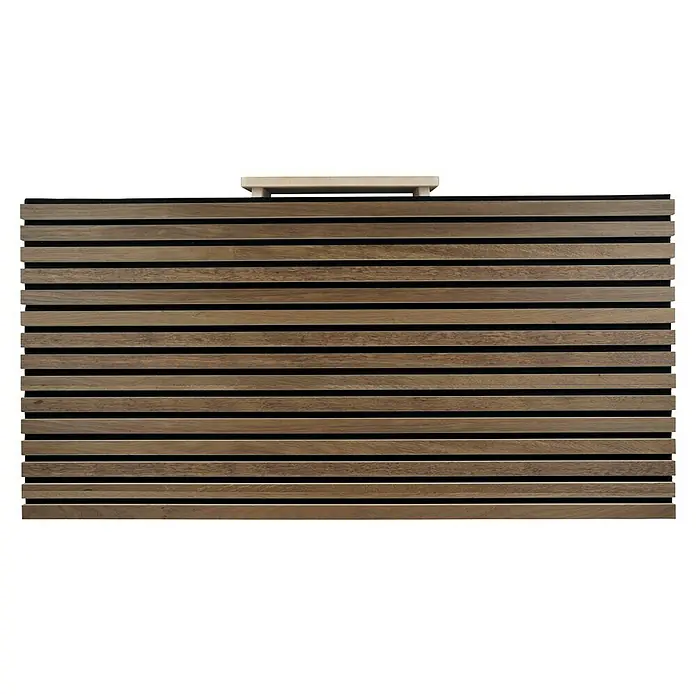 Panel acústico decorativo Premium Plus - 120 x 60 x 2,2 cm, Roble rústico - Panel de pared de madera con ranuras oscuras para un diseño de habitación moderno y elegante, acentuado por un elemento decorativo claro.