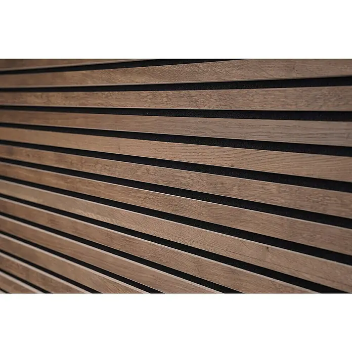 Panel acústico decorativo Premium Plus - 120 x 60 x 2,2 cm, Roble rústico - Primer plano de una pared con listones de madera y espacios negros, que muestra un elemento de diseño moderno y elegante para interiores.