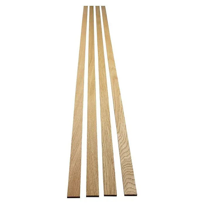 Panel de pared decorativo Sticks - Roble natural, 250 cm x 3,45 cm x 9 mm, 4 ud. - Cuatro listones de madera clara con patrones de grano distintos están dispuestos uno al lado del otro, mostrando la belleza natural de la madera.