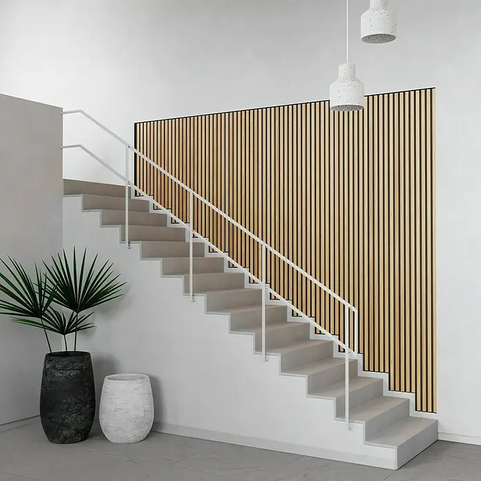 Panel acústico decorativo Premium Plus - 1,2 m x 0,6 m x 22 mm, Roble natural - Escalera con pared de acento de paneles de madera, diseño minimalista y plantas decorativas. Los paneles de madera aportan calidez y textura al espacio.