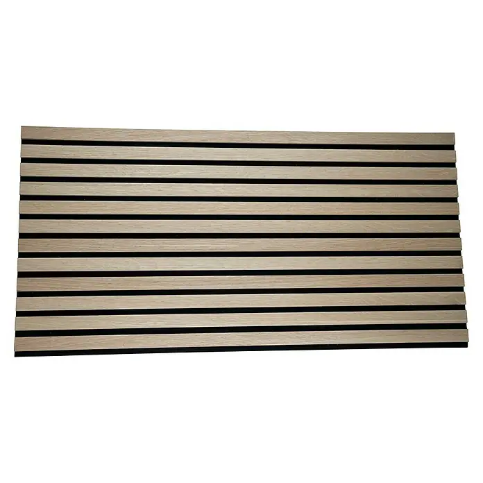Panel acústico decorativo Premium - 120 x 60 x 1,6 cm, Roble natural - Primer plano de un panel acústico de listones de madera con fondo oscuro, ideal para diseño de interiores moderno y absorción acústica.