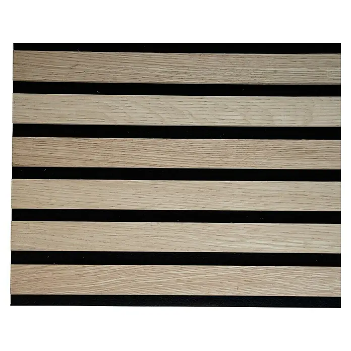 Panel acústico decorativo Premium - 120 x 60 x 1,6 cm, Roble natural - Primer plano de un panel de pared de listones de madera con listones de madera clara con espacio negro, creando una estética moderna y natural.