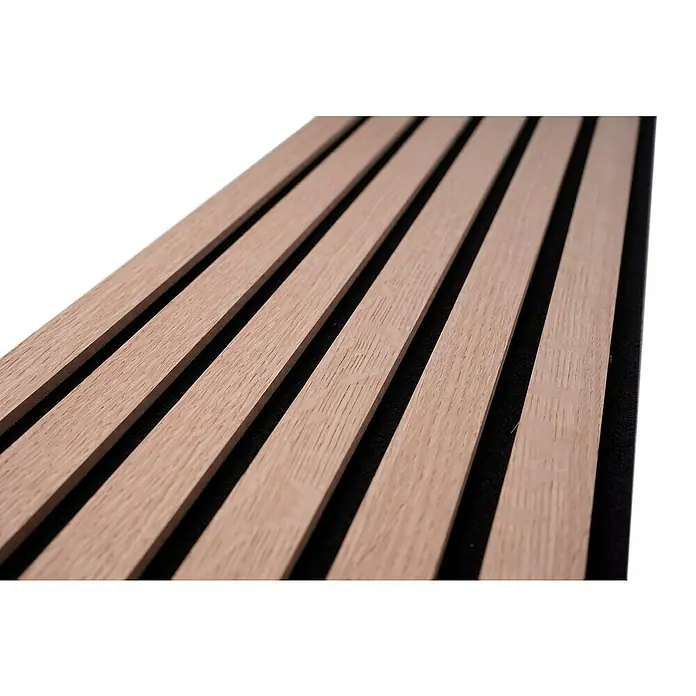Panel acústico decorativo Premium Light - 250 x 30 x 1,1 cm, Roble natural - Primer plano de paneles acústicos de madera con fondo negro, mostrando una solución de revestimiento de pared moderna y elegante.