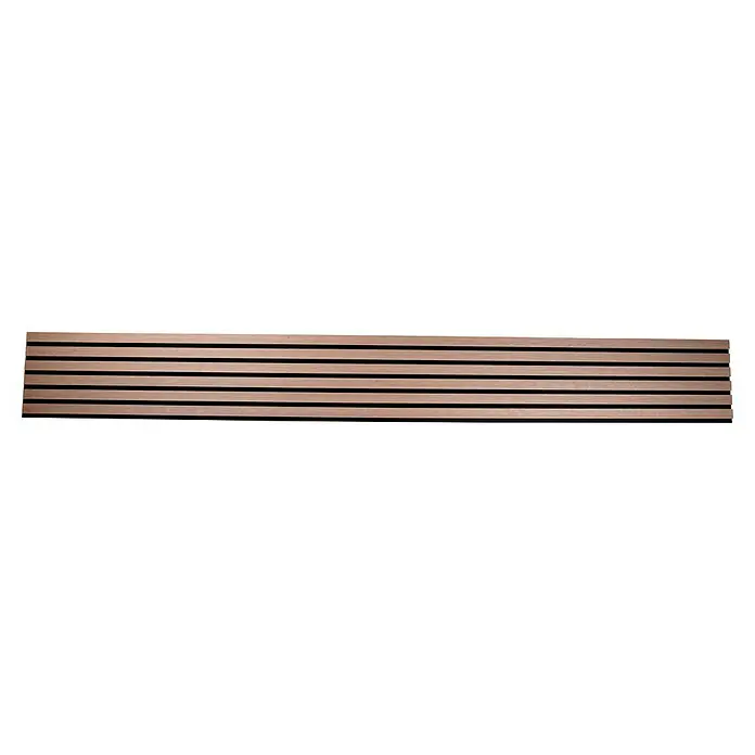 Panel acústico decorativo Premium Light - 250 x 30 x 1,1 cm, Roble natural - Un primer plano de un panel de madera con detalles en negro. El panel es de madera marrón claro, ofreciendo una estética moderna.