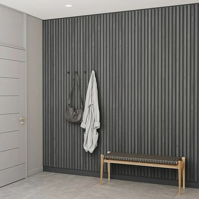 Panel acústico decorativo Premium Plus - 1,2 m x 0,6 m x 22 mm, Roble gris - Elegante escena de vestíbulo con un banco de madera chic, pared de acento y accesorios a juego para un look moderno.