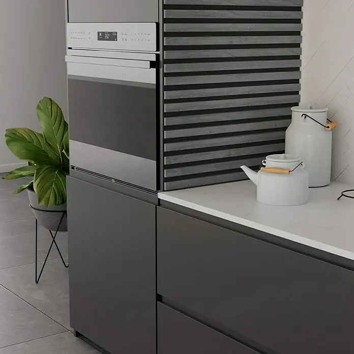 Panel acústico decorativo Premium Plus - 1,2 m x 0,6 m x 22 mm, Roble gris - Un horno moderno en una elegante unidad de cocina con encimera blanca, tetera y jarra.