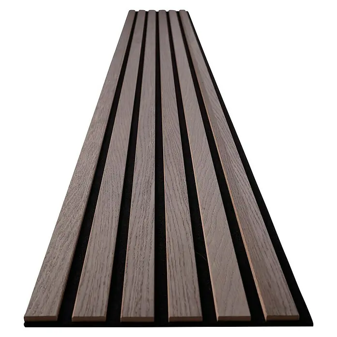 Panel acústico decorativo Premium Light - 250 x 30 x 1,1 cm, Roble gris - Imagen de un panel de pared con listones de madera sobre fieltro negro. El producto es ideal para la decoración de paredes y la absorción acústica.